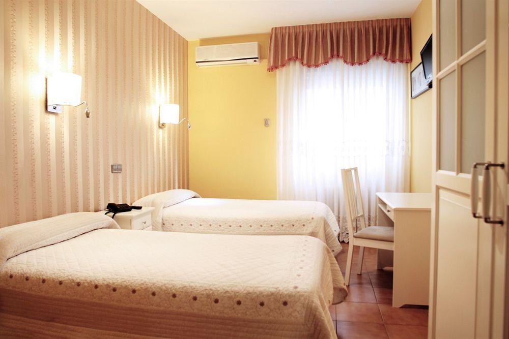 Hostal Los Angeles Мадрид Экстерьер фото